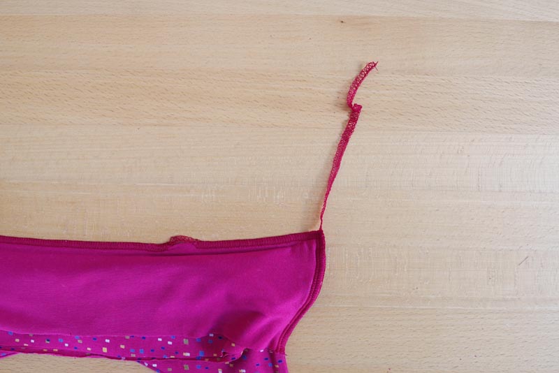 Jak ušít jednoduchý dámský podprsenkový crop top (lambádu) - boční švy