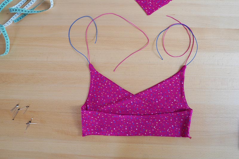 Jak ušít jednoduchý dámský podprsenkový crop top (lambádu) - boční švy