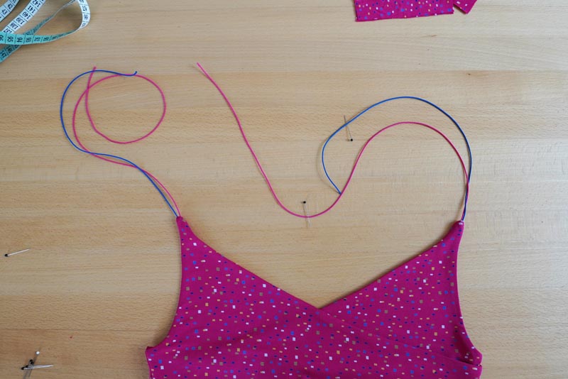 Jak ušít jednoduchý dámský podprsenkový crop top (lambádu) - ramínka