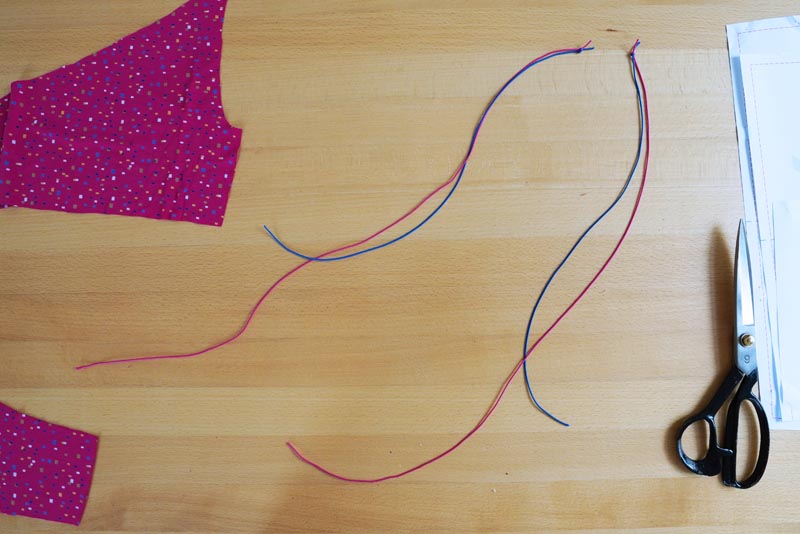 Jak ušít jednoduchý dámský podprsenkový crop top (lambádu) - ramínka