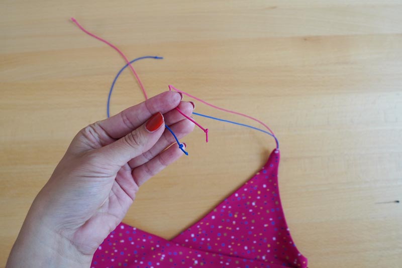 Jak ušít jednoduchý dámský podprsenkový crop top (lambádu) - ramínka