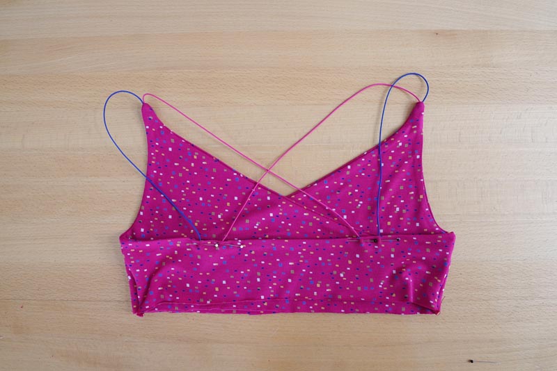 Jak ušít jednoduchý dámský podprsenkový crop top (lambádu) - ramínka