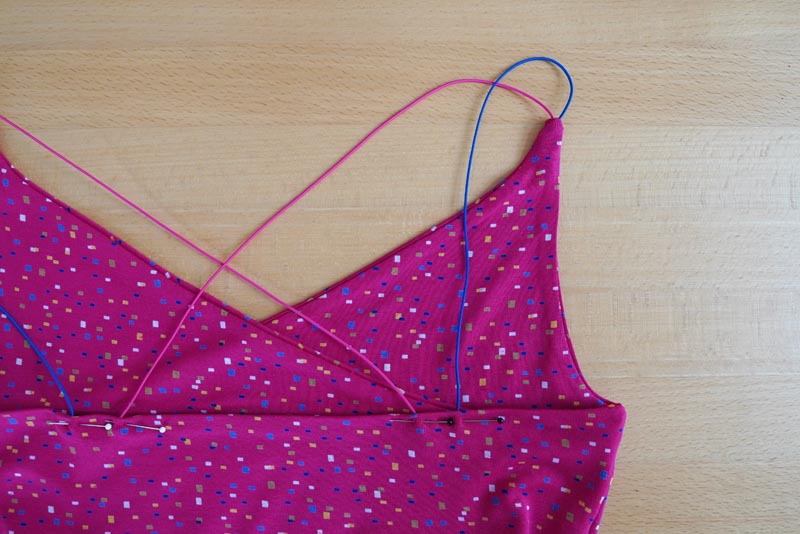 Jak ušít jednoduchý dámský podprsenkový crop top (lambádu) - ramínka