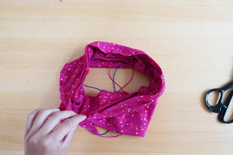 Jak ušít jednoduchý dámský podprsenkový crop top (lambádu) - "pásek"