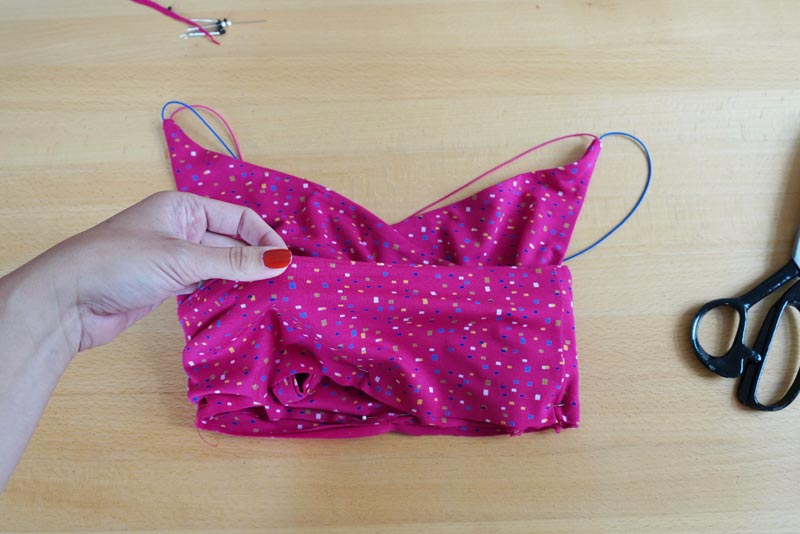 Jak ušít jednoduchý dámský podprsenkový crop top (lambádu) - "pásek"