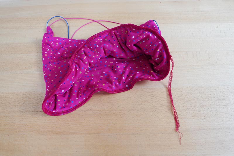 Jak ušít jednoduchý dámský podprsenkový crop top (lambádu) - "pásek"