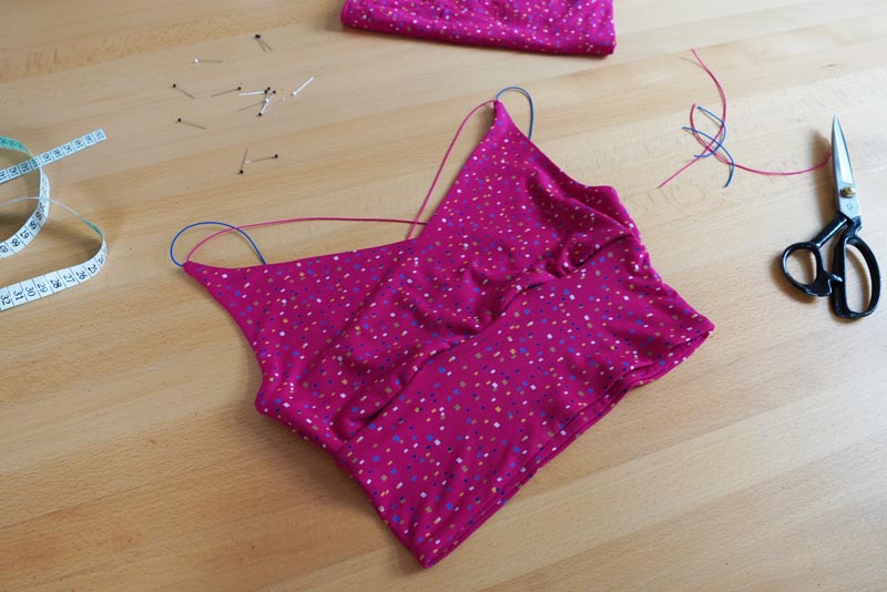 Jak ušít jednoduchý dámský podprsenkový crop top (lambádu)