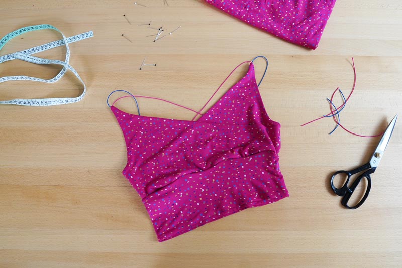 Jak ušít jednoduchý dámský podprsenkový crop top (lambádu)