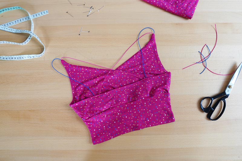 Jak ušít jednoduchý dámský podprsenkový crop top (lambádu)