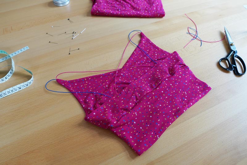 Jak ušít jednoduchý dámský podprsenkový crop top (lambádu)