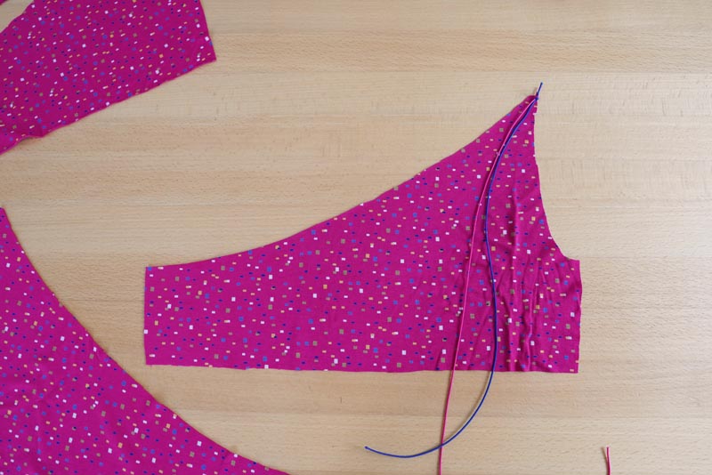 Jak ušít jednoduchý dámský podprsenkový crop top (lambádu) - přední díly