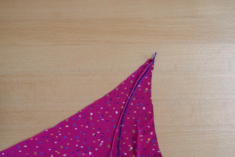 Jak ušít jednoduchý dámský podprsenkový crop top (lambádu) - přední díly