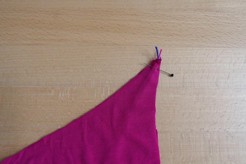 Jak ušít jednoduchý dámský podprsenkový crop top (lambádu) - přední díly