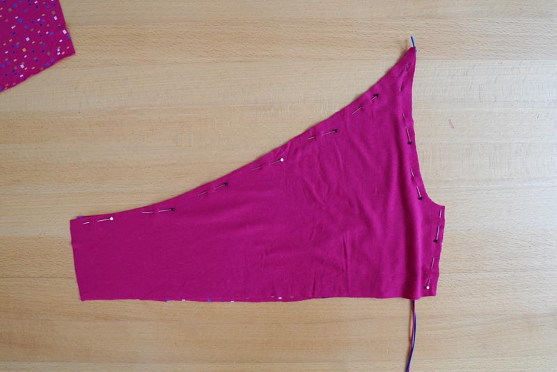 Jak ušít jednoduchý dámský podprsenkový crop top (lambádu) - přední díly