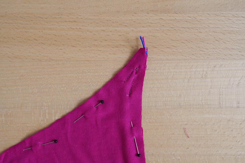 Jak ušít jednoduchý dámský podprsenkový crop top (lambádu) - přední díly