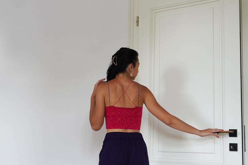 Střih a návod na jednoduchý dámský crop top s dvojitým předním dílem