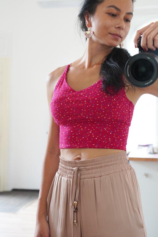 Střih a návod na jednoduchý dámský crop top s dvojitým předním dílem