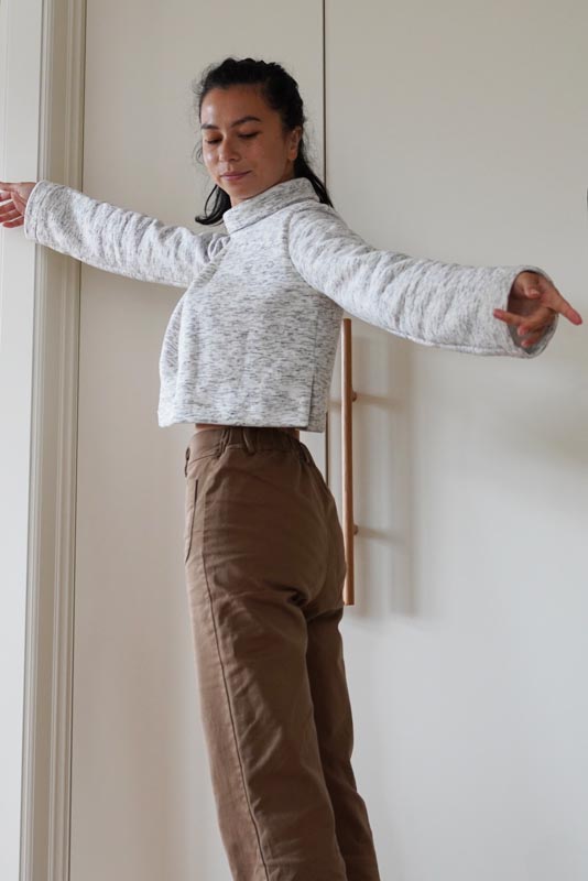 Střih  na dámskou crop mikinu s protizáhybem v předním dílu, rozparky v bočních švech a rolákem