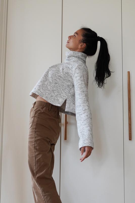 Střih  na dámskou crop mikinu s protizáhybem v předním dílu, rozparky v bočních švech a rolákem