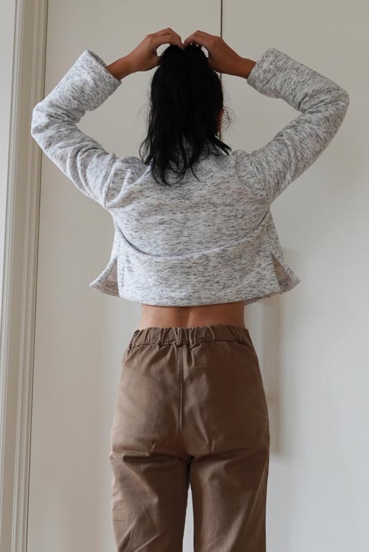 Střih  na dámskou crop mikinu s protizáhybem v předním dílu, rozparky v bočních švech a rolákem