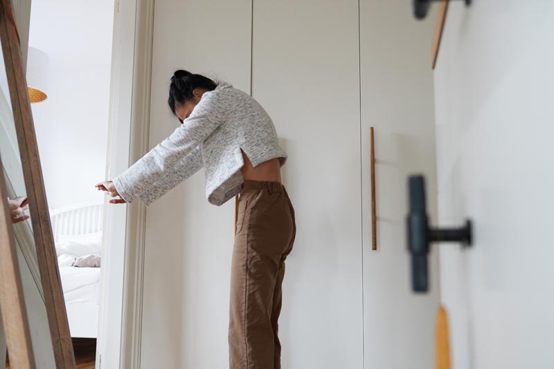 Střih  na dámskou crop mikinu s protizáhybem v předním dílu, rozparky v bočních švech a rolákem