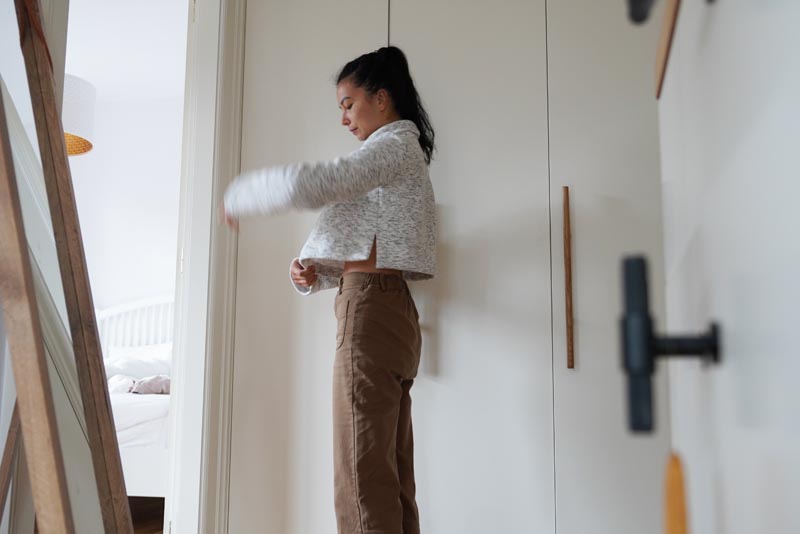 Střih  na dámskou crop mikinu s protizáhybem v předním dílu, rozparky v bočních švech a rolákem