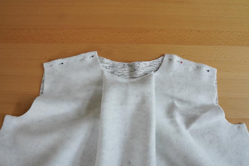 Střih a návod na dámskou crop mikinu s protizáhybem v předním dílu, rozparky v bočních švech a rolákem - ramenní švy