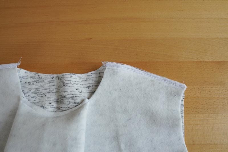 Střih a návod na dámskou crop mikinu s protizáhybem v předním dílu, rozparky v bočních švech a rolákem - ramenní švy