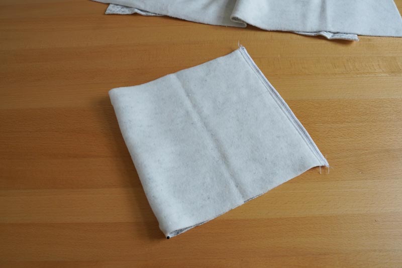 Střih a návod na dámskou crop mikinu s protizáhybem v předním dílu, rozparky v bočních švech a rolákem - rolák