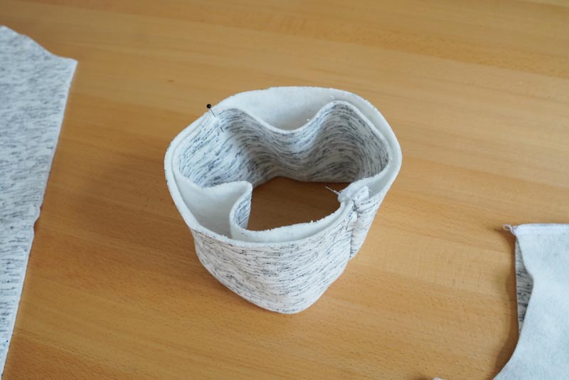 Střih a návod na dámskou crop mikinu s protizáhybem v předním dílu, rozparky v bočních švech a rolákem - rolák