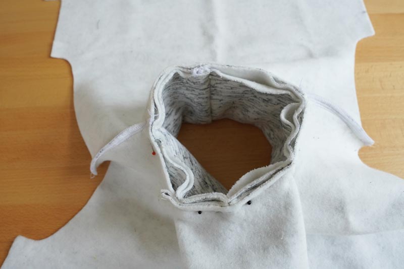 Střih a návod na dámskou crop mikinu s protizáhybem v předním dílu, rozparky v bočních švech a rolákem - rolák