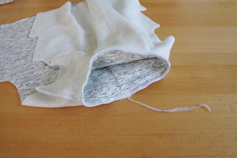 Střih a návod na dámskou crop mikinu s protizáhybem v předním dílu, rozparky v bočních švech a rolákem - rolák