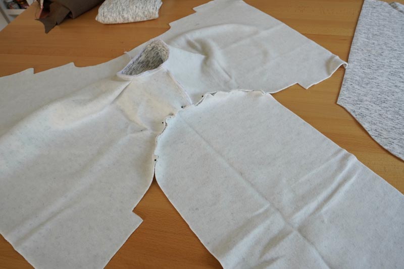 Střih a návod na dámskou crop mikinu s protizáhybem v předním dílu, rozparky v bočních švech a rolákem - rukávy