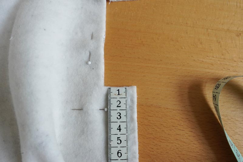 Střih a návod na dámskou crop mikinu s protizáhybem v předním dílu, rozparky v bočních švech a rolákem - boční a rukávové švy