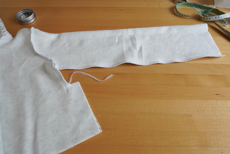 Střih a návod na dámskou crop mikinu s protizáhybem v předním dílu, rozparky v bočních švech a rolákem - boční a rukávové švy