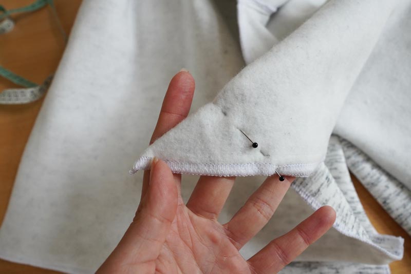 Střih a návod na dámskou crop mikinu s protizáhybem v předním dílu, rozparky v bočních švech a rolákem - rozparek v bočním švu a spodní lem