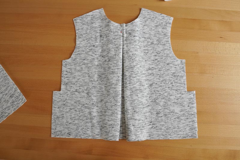 Střih a návod na dámskou crop mikinu s protizáhybem v předním dílu, rozparky v bočních švech a rolákem - přední díl