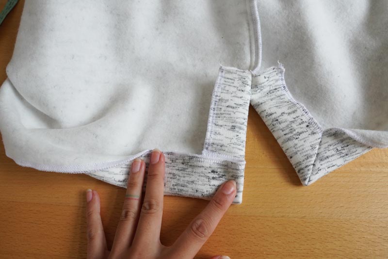 Střih a návod na dámskou crop mikinu s protizáhybem v předním dílu, rozparky v bočních švech a rolákem - rozparek v bočním švu a spodní lem