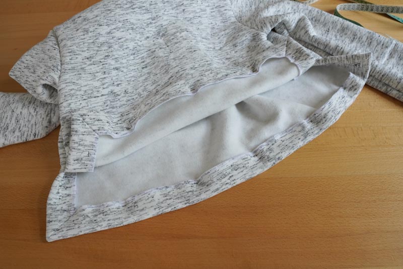 Střih a návod na dámskou crop mikinu s protizáhybem v předním dílu, rozparky v bočních švech a rolákem - spodní lem