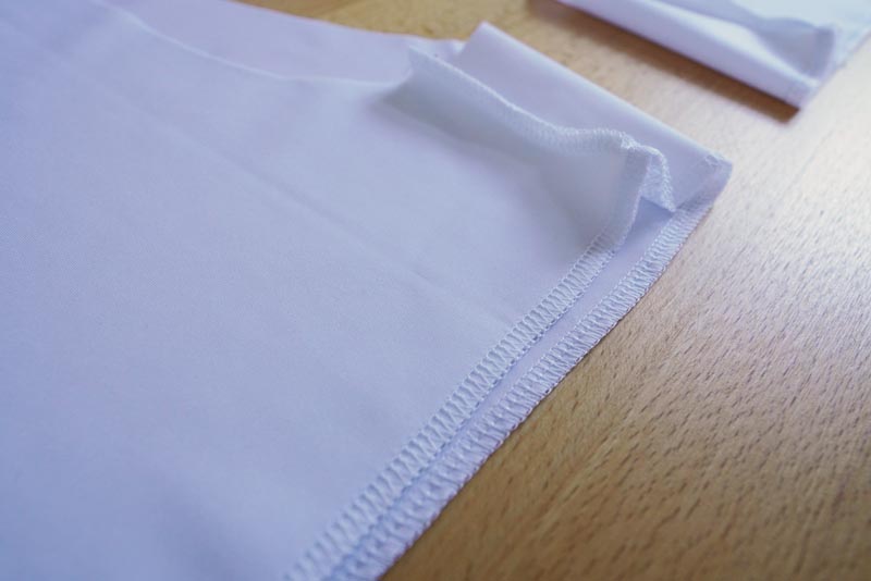 Střih na dámské šortky se sukní (sukni s všitými kraťasy) - začištění spodního kraje nohavic kraťasů