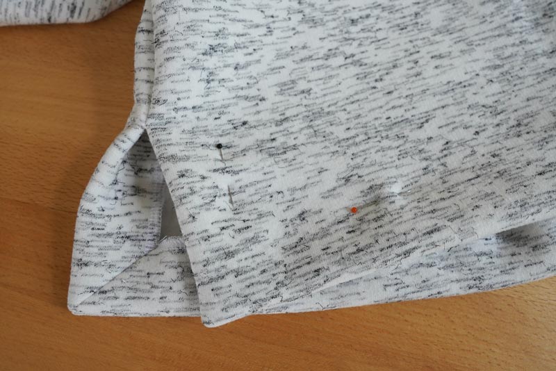 Střih a návod na dámskou crop mikinu s protizáhybem v předním dílu, rozparky v bočních švech a rolákem - spodní lem