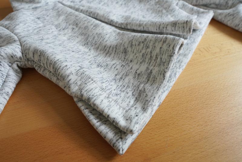 Střih a návod na dámskou crop mikinu s protizáhybem v předním dílu, rozparky v bočních švech a rolákem