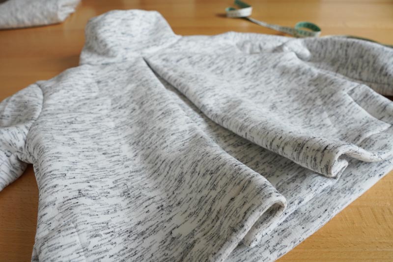 Střih a návod na dámskou crop mikinu s protizáhybem v předním dílu, rozparky v bočních švech a rolákem