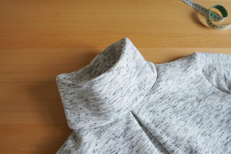 Střih a návod na dámskou crop mikinu s protizáhybem v předním dílu, rozparky v bočních švech a rolákem