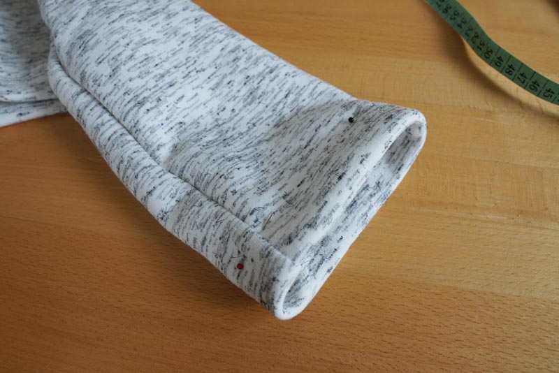 Střih a návod na dámskou crop mikinu s protizáhybem v předním dílu, rozparky v bočních švech a rolákem - lem rukávů