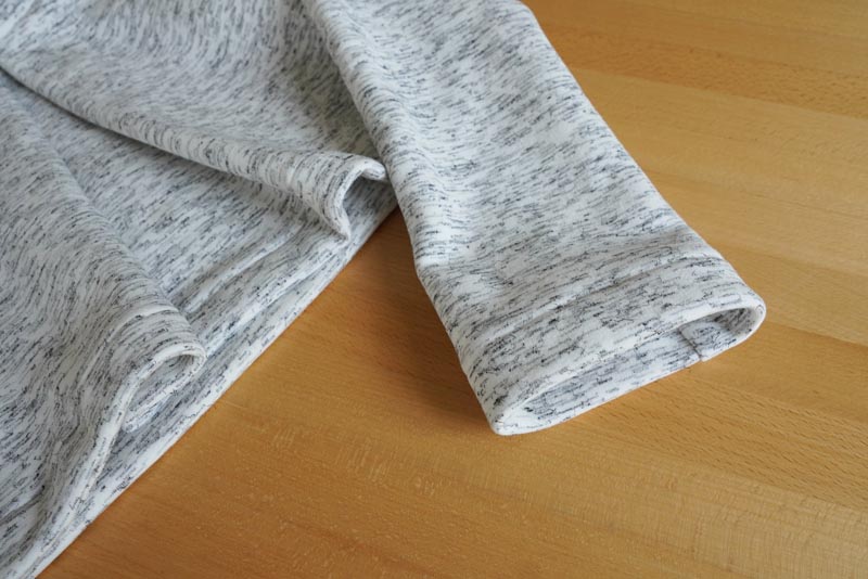 Střih a návod na dámskou crop mikinu s protizáhybem v předním dílu, rozparky v bočních švech a rolákem - lem rukávu