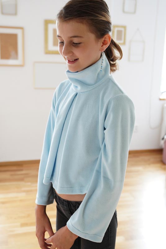 Střih na dětskou a dámskou crop mikinu - návod jak ušít mikinu