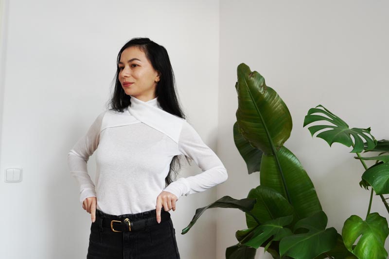 Střih a návod jak ušít dámské přiléhavé tričko se stojáčkem a překřížením