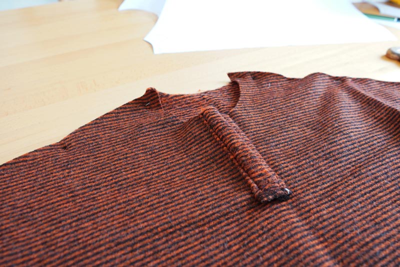 Střih a návod na dámské teplé pončo s límcem