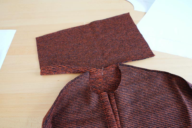 Střih a návod na dámské teplé pončo s límcem